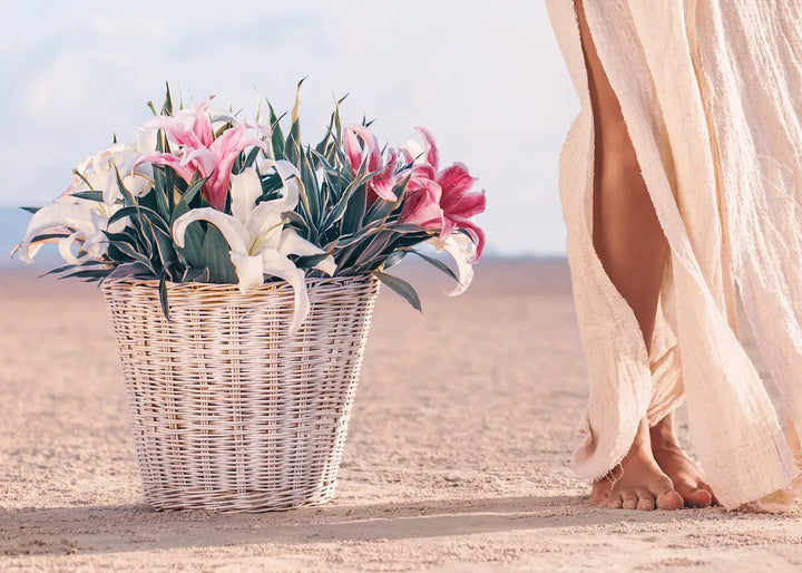 Lerretsbilde - Beach Woman with Flowers